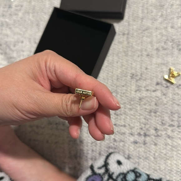 Cute Sparkling Gold Stud Earrings - Picture 5 of 8